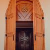 Porta Para Igreja Mod. 01 - Arqueada Com Gravações e Entalhes Personalizados - Bandeira Fixa - Madeira Maciça - Sob Medida.