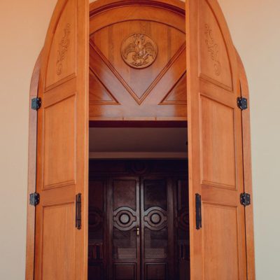 Porta Para Igreja Mod. 01 - Arqueada Com Gravações e Entalhes Personalizados - Bandeira Fixa - Madeira Maciça - Sob Medida.