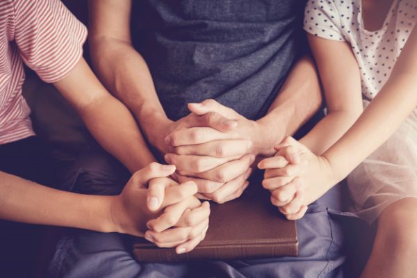 multicultural-criancas-rezando-com-seu-pai-em-casa_49149-788