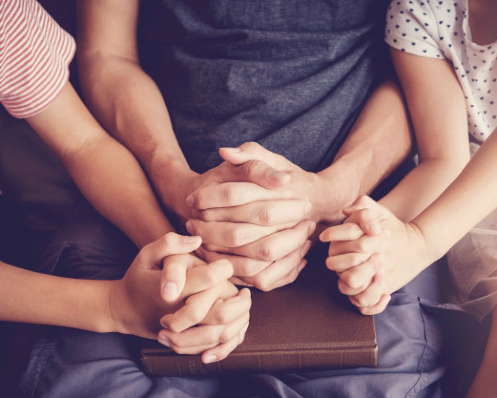 multicultural-criancas-rezando-com-seu-pai-em-casa_49149-788